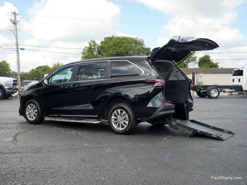 2023 Toyota Sienna LE
