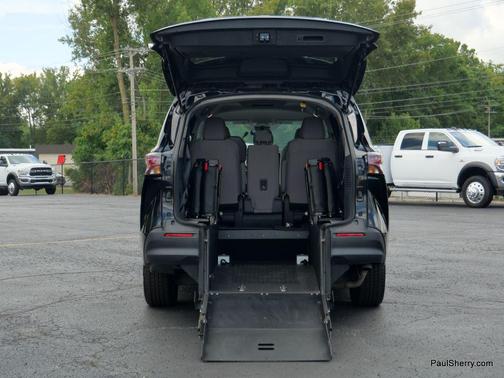 2023 Toyota Sienna LE