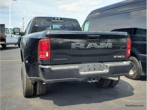 Diamond Black Crystal Pearlcoat 2026 RAM 3500 Big Horn Crew Cab 4x4 8' Box