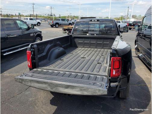 Diamond Black Crystal Pearlcoat 2026 RAM 3500 Big Horn Crew Cab 4x4 8' Box