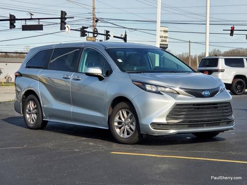 2024 Toyota Sienna LE