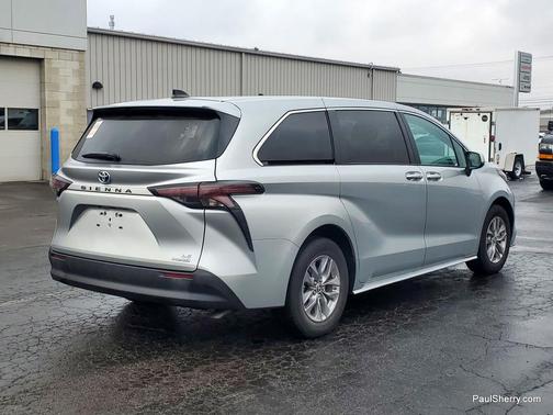 2024 Toyota Sienna LE