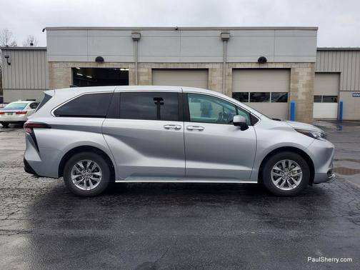 2024 Toyota Sienna LE