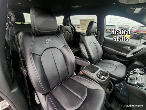 Diamond Black Crystal Pearlcoat 2026 Chrysler Pacifica L