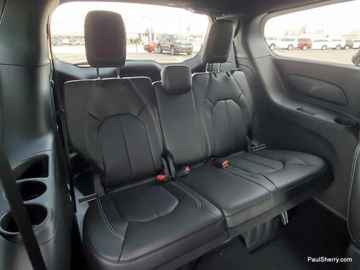 Diamond Black Crystal Pearlcoat 2026 Chrysler Pacifica L