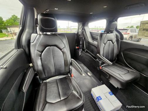 Diamond Black Crystal Pearlcoat 2026 Chrysler Pacifica L