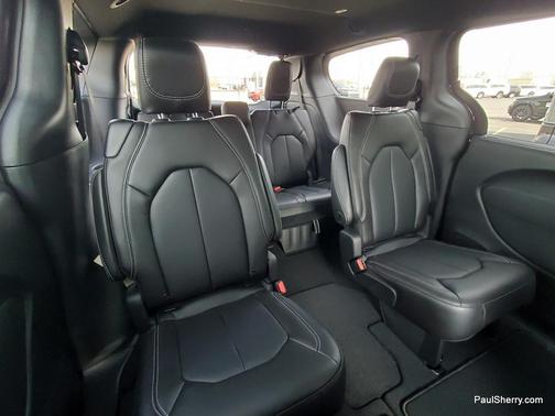 Diamond Black Crystal Pearlcoat 2026 Chrysler Pacifica L