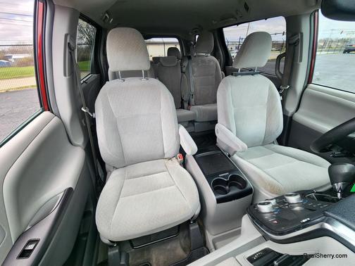 2018 Toyota Sienna LE