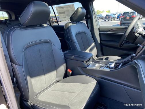 Diamond Black Crystal Pearlcoat 2026 Jeep Grand Cherokee L Altitude