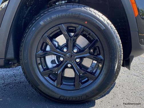 Diamond Black Crystal Pearlcoat 2026 Jeep Grand Cherokee L Altitude