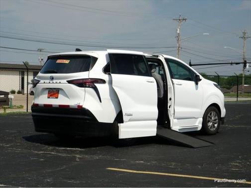 2022 Toyota Sienna LE