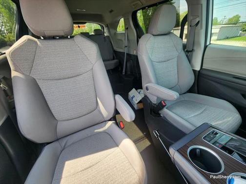2022 Toyota Sienna LE