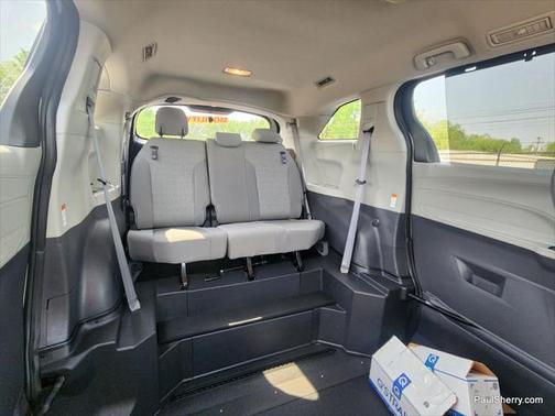 2022 Toyota Sienna LE