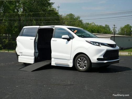 2022 Toyota Sienna LE