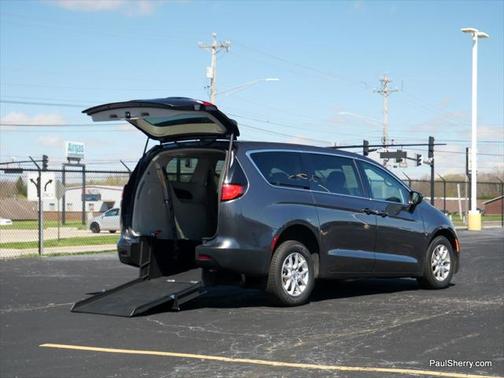 2022 Chrysler Voyager LX