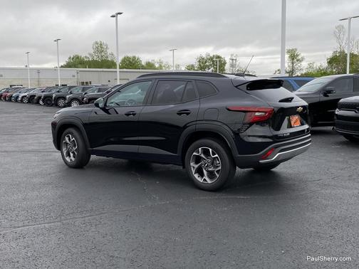 Mosaic Black Metallic 2025 Chevrolet Trax LT