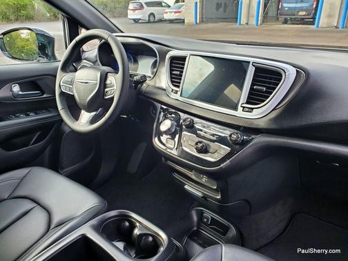 2026 Chrysler Voyager LX