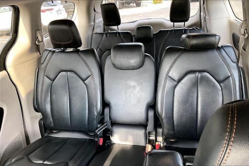 Brilliant Black Crystal Pearlcoat 2017 Chrysler Pacifica Touring-L Plus