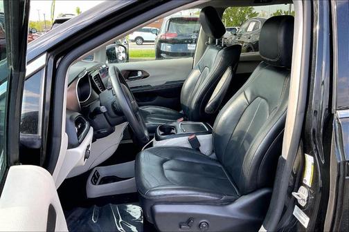 Brilliant Black Crystal Pearlcoat 2017 Chrysler Pacifica Touring-L Plus