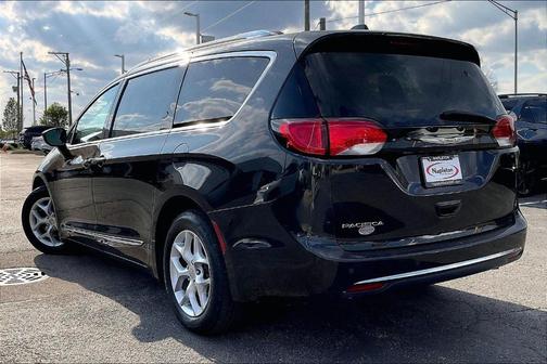 Brilliant Black Crystal Pearlcoat 2017 Chrysler Pacifica Touring-L Plus