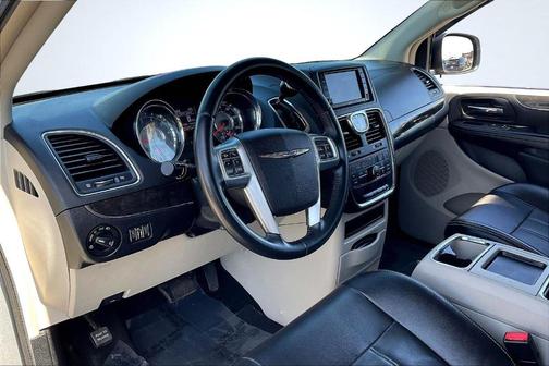 2013 Chrysler Town & Country Touring