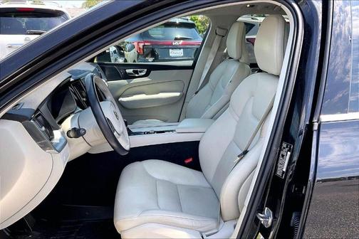 Onyx Black Metallic 2019 Volvo XC60 T6 Momentum