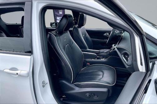 Bright White Clearcoat 2023 Chrysler Pacifica Limited