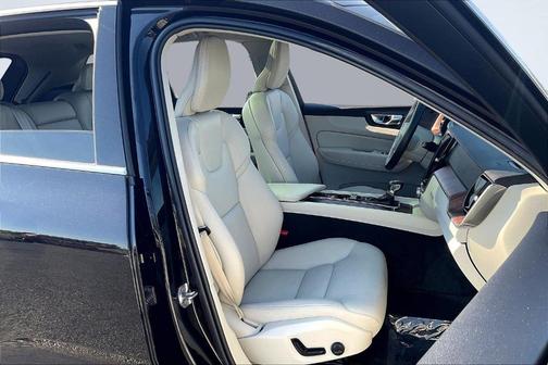 2021 Volvo XC60 T5 Momentum