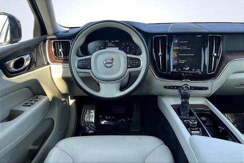 2021 Volvo XC60 T5 Momentum