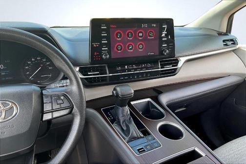 2022 Toyota Sienna LE