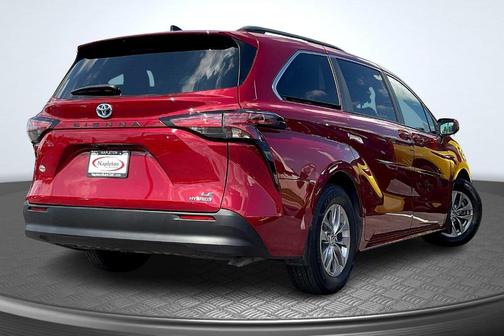 2022 Toyota Sienna LE