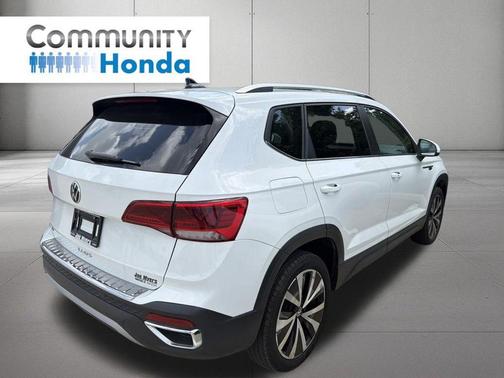 Pure White 2023 Volkswagen Taos 1.5T SE