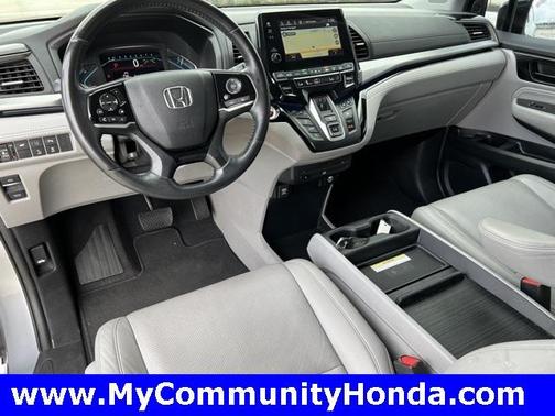 Photo 4 of 30 of 2018 Honda Odyssey Elite