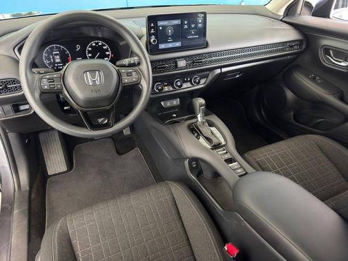 Platinum White Pearl 2026 Honda HR-V LX