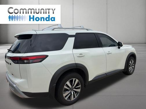 Pearl White Tricoat 2023 Nissan Pathfinder SL FWD