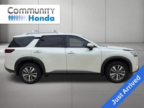 Pearl White Tricoat 2023 Nissan Pathfinder SL FWD
