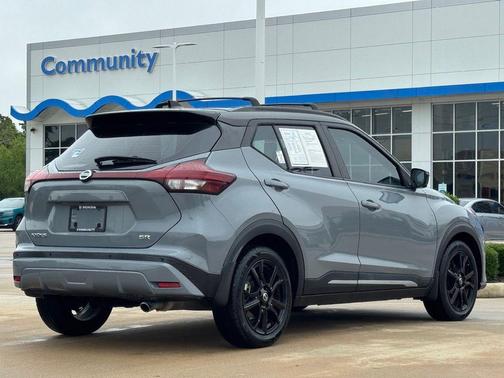 Boulder Gray Pearl/Super Black 2021 Nissan Kicks SR