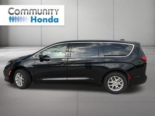 Diamond Black Crystal Pearlcoat 2024 Chrysler Pacifica Touring L