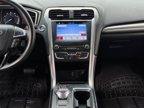 INGOT SILVER METALLIC 2017 Ford Fusion SE