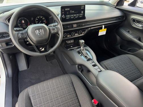Platinum White Pearl 2026 Honda HR-V LX