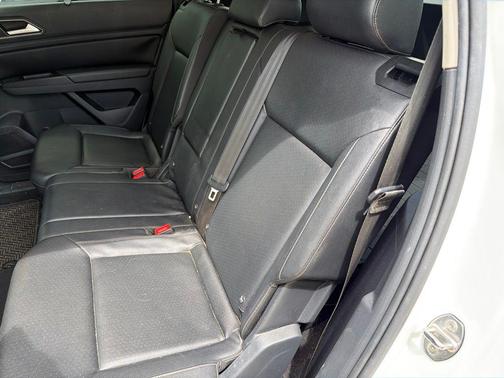 Pure White 2018 Volkswagen Atlas 2.0T SE