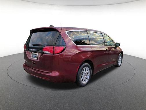 Velvet 2022 Chrysler Voyager LX
