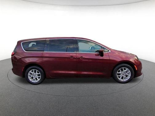 Velvet 2022 Chrysler Voyager LX