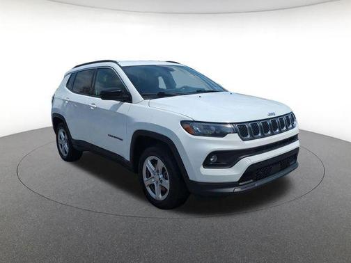 Bright White Clearcoat 2024 Jeep Compass Latitude