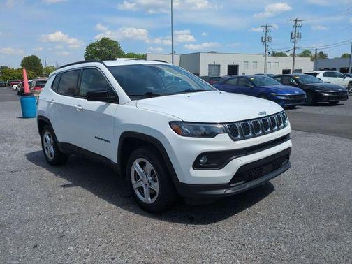 Bright White Clearcoat 2024 Jeep Compass Latitude
