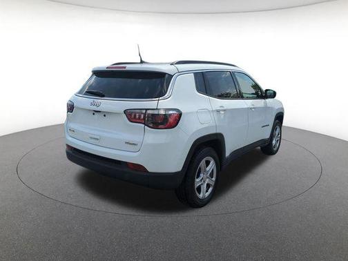 Bright White Clearcoat 2024 Jeep Compass Latitude