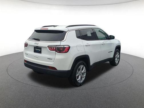 Bright White Clearcoat 2024 Jeep Compass Latitude