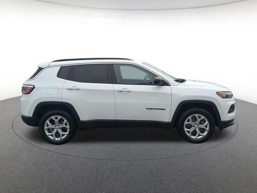 Bright White Clearcoat 2024 Jeep Compass Latitude