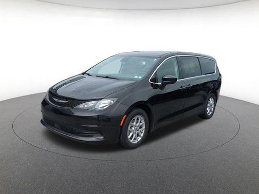 Brilliant Black Crystal Pearlcoat 2023 Chrysler Voyager LX