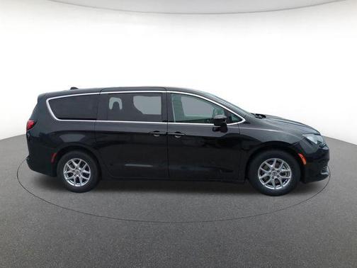 Brilliant Black Crystal Pearlcoat 2023 Chrysler Voyager LX